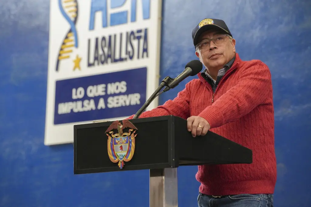 Presidente de Colombia pide exhibir la bandera de la guerrilla del M-19 en un acto público 