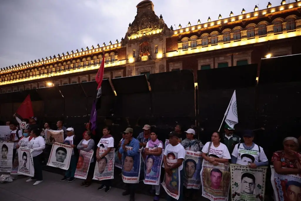 Padres de Ayotzinapa presionan a AMLO con plantón y reunión antes de elecciones 