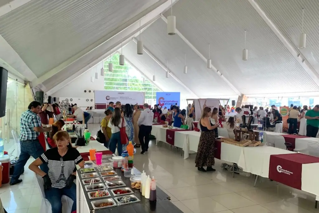 Celebran graduación de ‘Emprendedores al Centro’ en Villahermosa