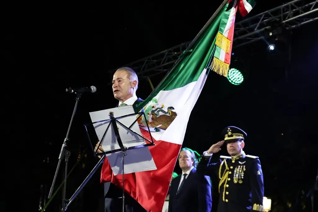 México celebra en Madrid el 215 aniversario de su independencia con 'el grito' y mariachis
