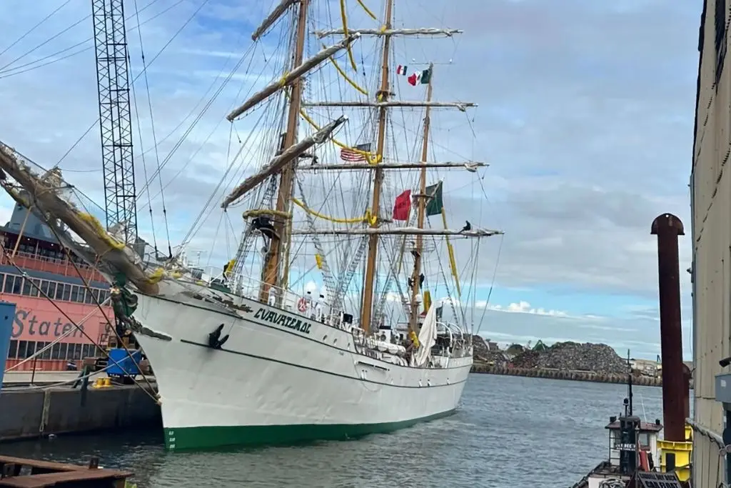 Buque Cuauhtémoc reanuda sus operaciones tras chocar con el puente de Brooklyn