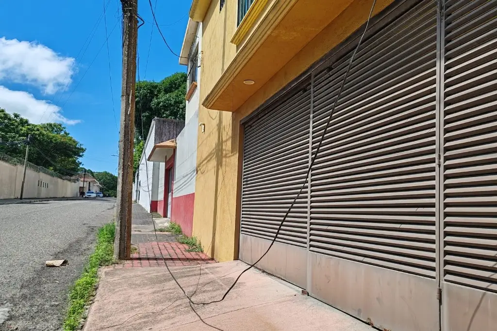 Piden levantar cables tirados en la calle Rita Estrada