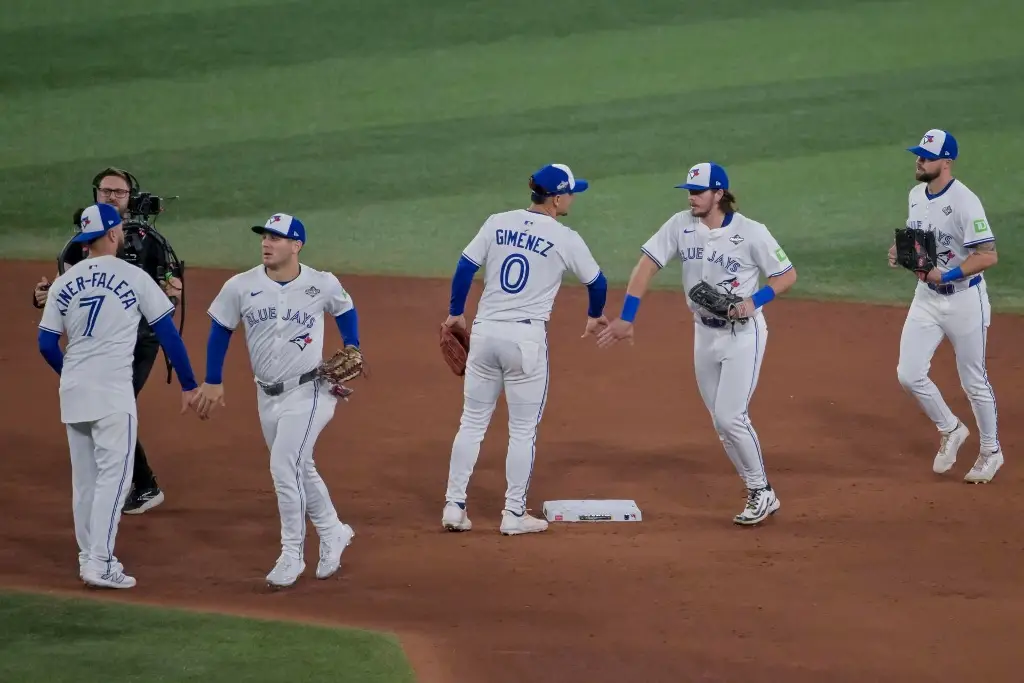 Brilla mexicano Kirk en triunfo de Azulejos sobre Dodgers