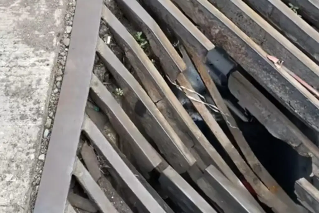 Solicitan reparar alcaltarilla en la calle Iturbide 