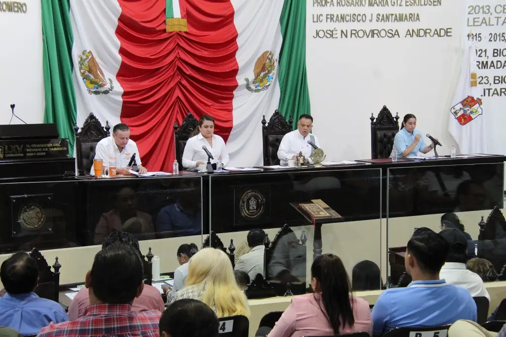 Congreso de Tabasco guarda minuto de silencio en memoria de Carlos Manzo y víctimas de tragedia en Hermosillo
