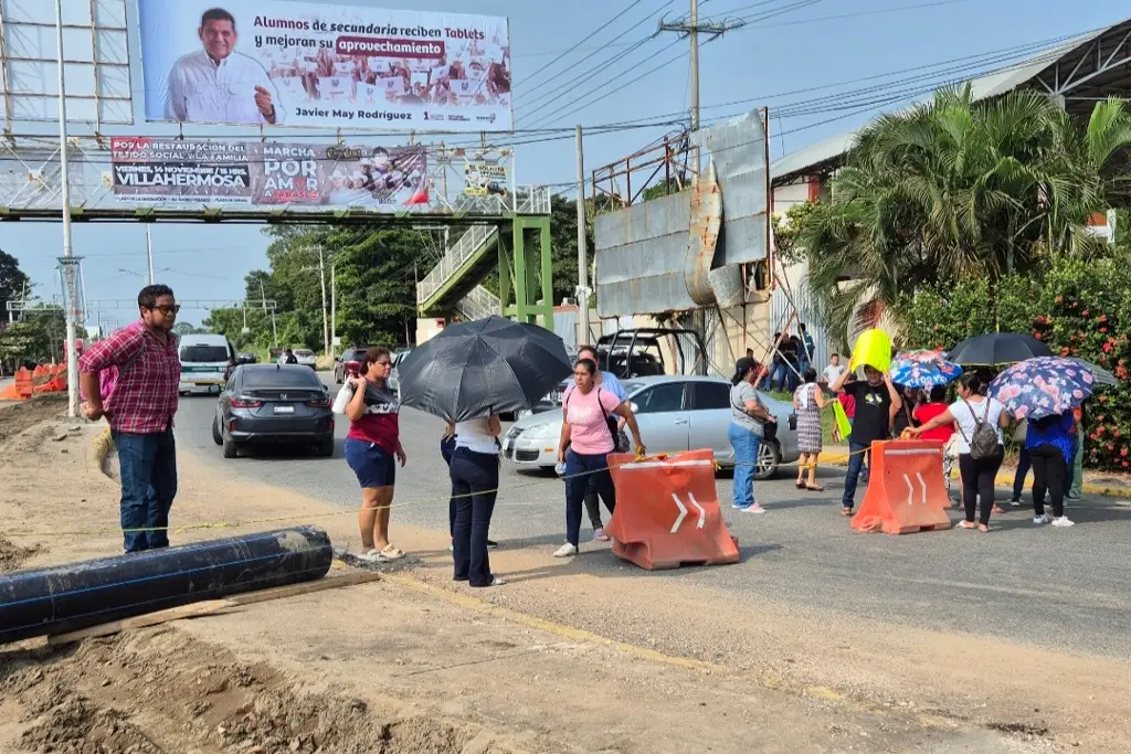 Bloquean carretera Villahermosa- Ixtacomitán por falta de electricidad en primaria 