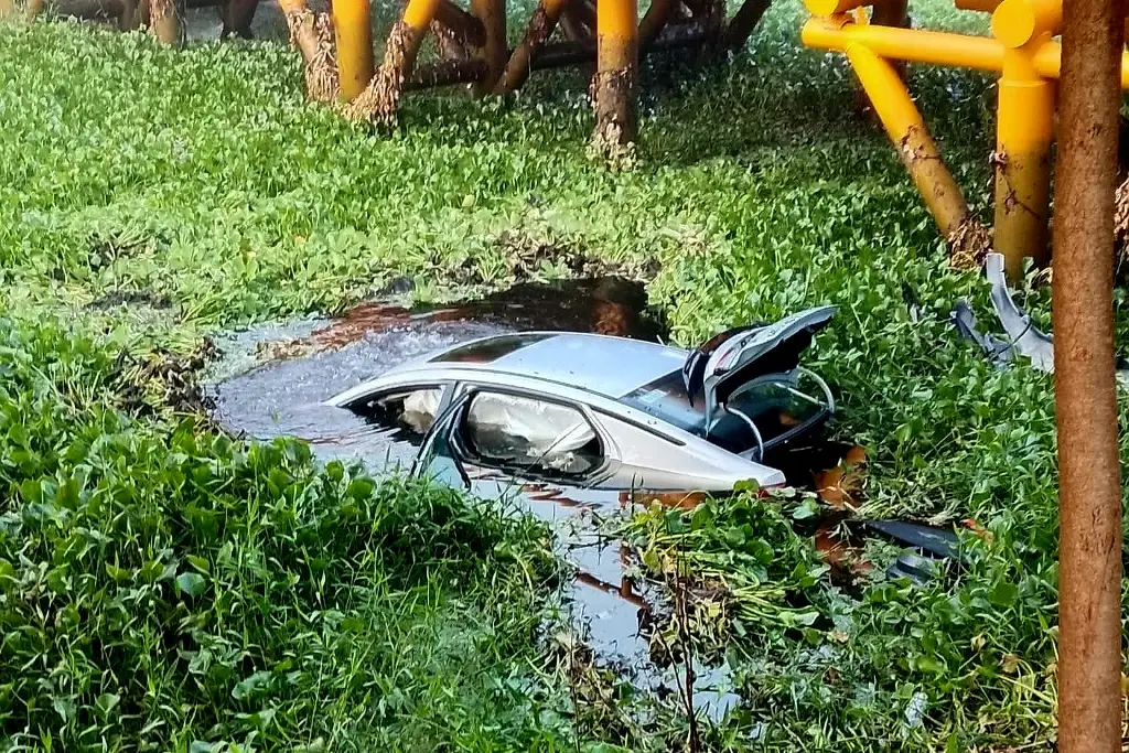 Auto cae en arroyo en Tepetitán en Macuspana
