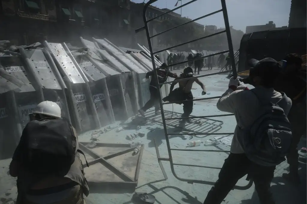 Marcha de ‘Generación Z’ en CDMX deja 20 civiles y más de 100 policías heridos 