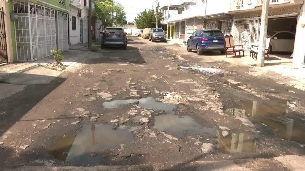 Vecinos de Islas del Mundo denuncian trabajos inconclusos en calle Hawai