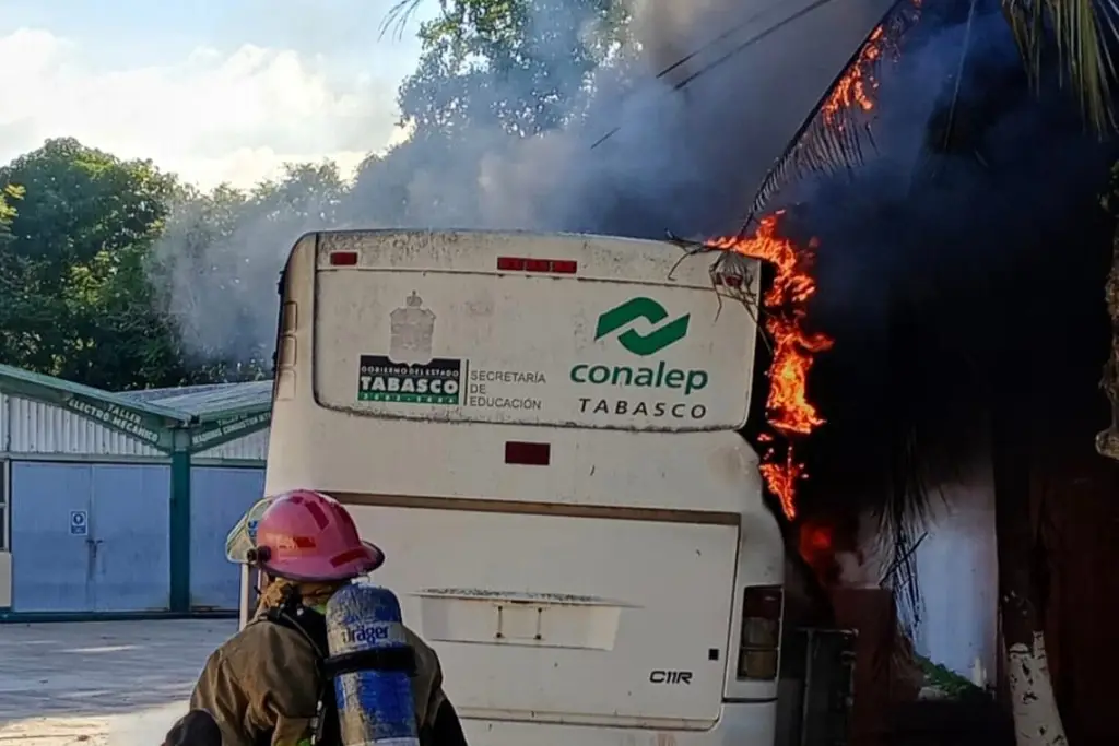 Alumnos del CONALEP queman autobús en Villahermosa por falta de pago de beca