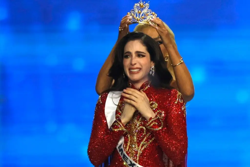 Pemex felicita a Fátima Bosch por triunfo en Miss Universo