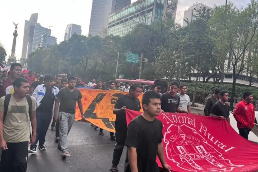 Familiares y amigos marchan por los 43 desaparecidos de Ayotzinapa en CDMX 