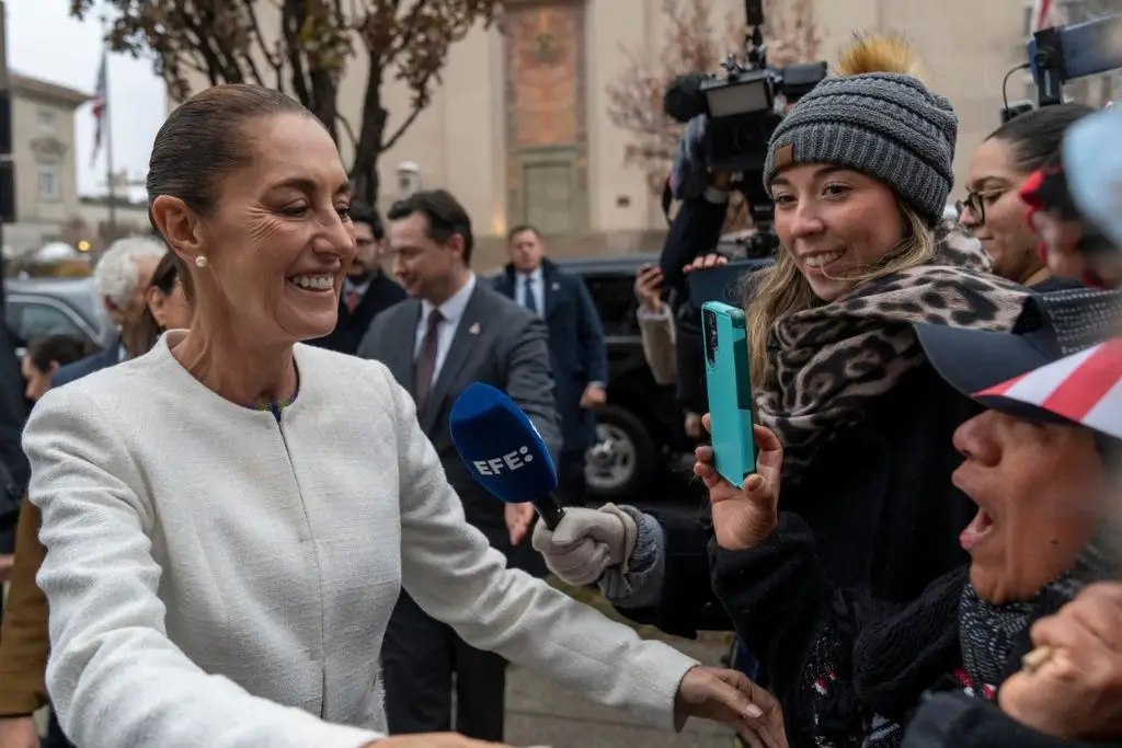 Sheinbaum se reúne con migrantes mexicanos en EE.UU. y pide un buen trato para ellos