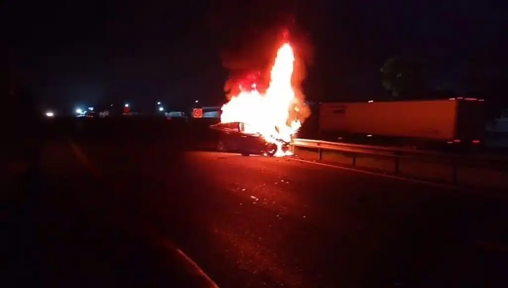 Muere conductor tras impactarse contra la caja de un tráiler en la Coatzacoalcos–Cárdenas