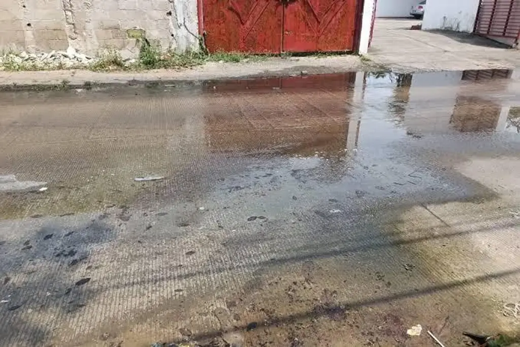 Piden reparar fuga de agua en la av. 27 de Febrero en Villahermosa