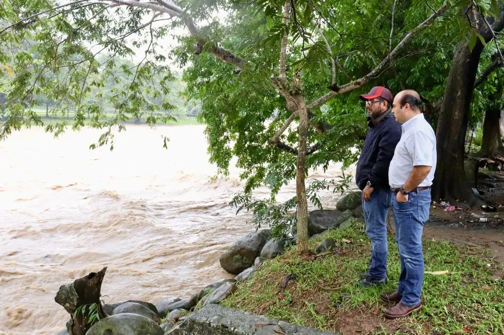 Mantienen búsqueda de dos personas desaparecidas tras aumento en ríos de Teapa