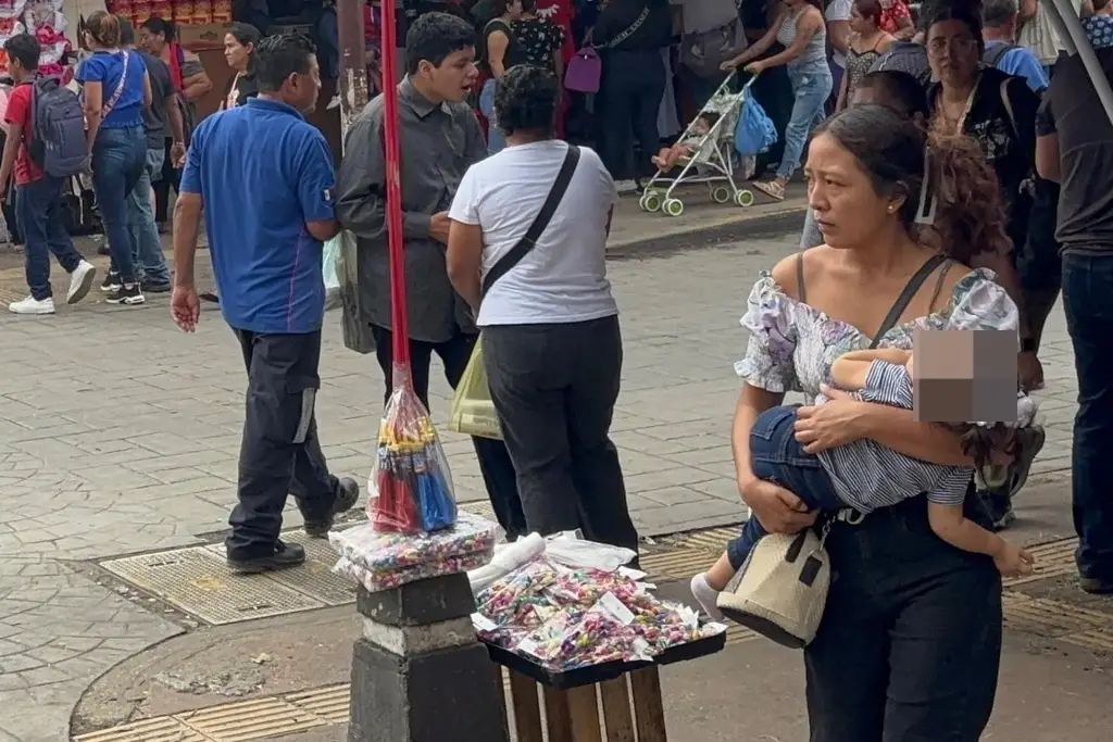 Vendedores de pirotecnia regresan al Pino Suárez pese a operativo contra venta clandestina