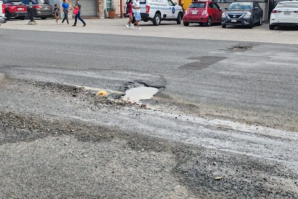 Solicitan reparar bache en Avenida 27 de Febrero 