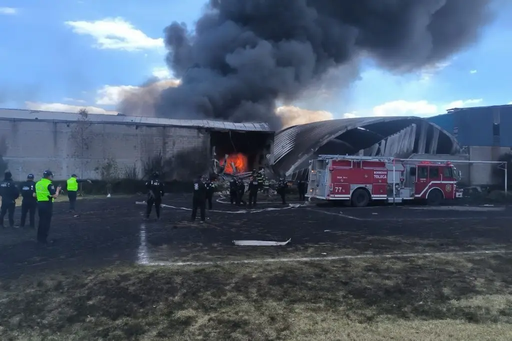 Suman 10 muertos por desplome de avioneta cerca del aeropuerto de Toluca