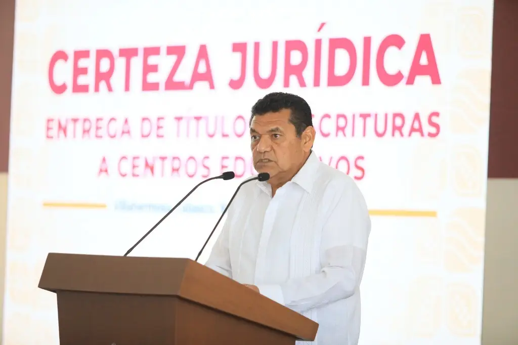 Entrega Javier May 52 títulos de propiedad a escuelas