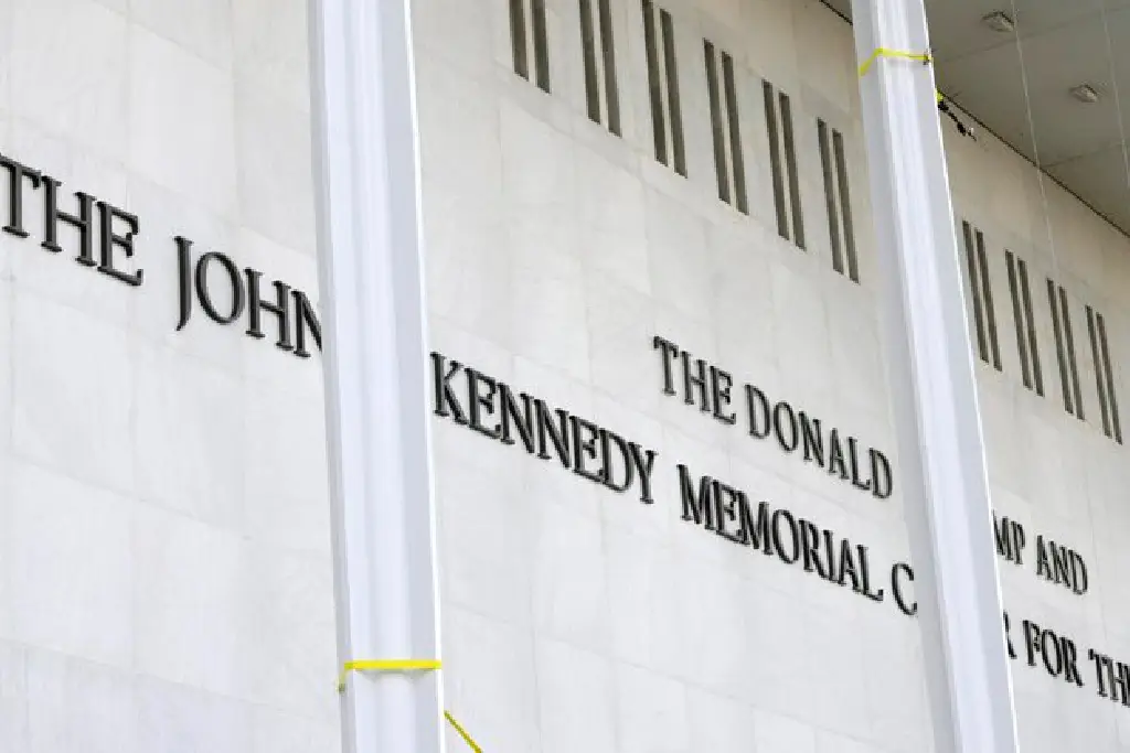 Artistas de EE.UU. cancelan shows en el Centro Kennedy tras añadir el nombre de Trump