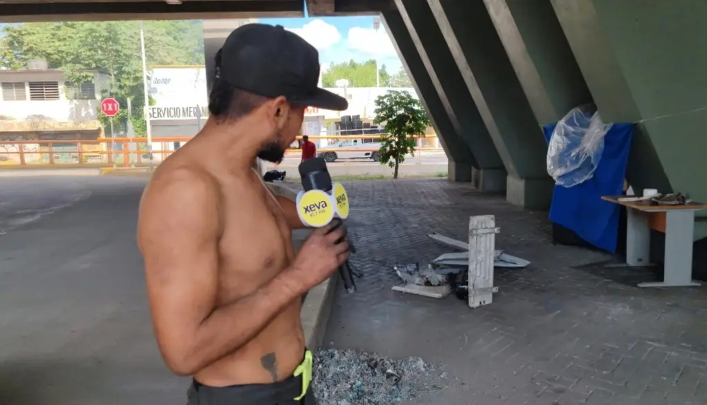 Migrantes limpian e instalan campamento en Puente en Ruiz Cortines en Villahermosa