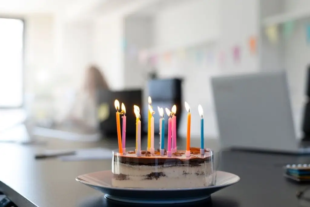 Morena propone descanso o pago doble el día del cumpleaños 