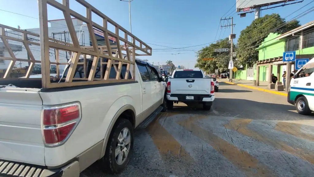 Percance vial genera congestionamiento en avenida Universidad
