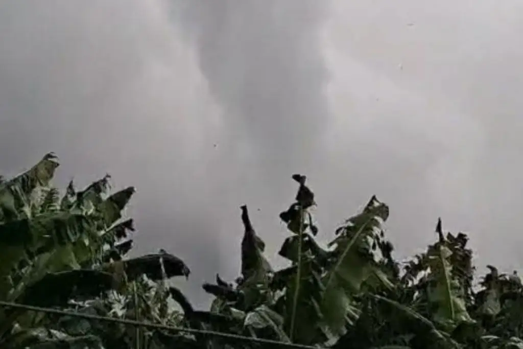 Captan intensa tromba en platanera de Teapa (+Video)