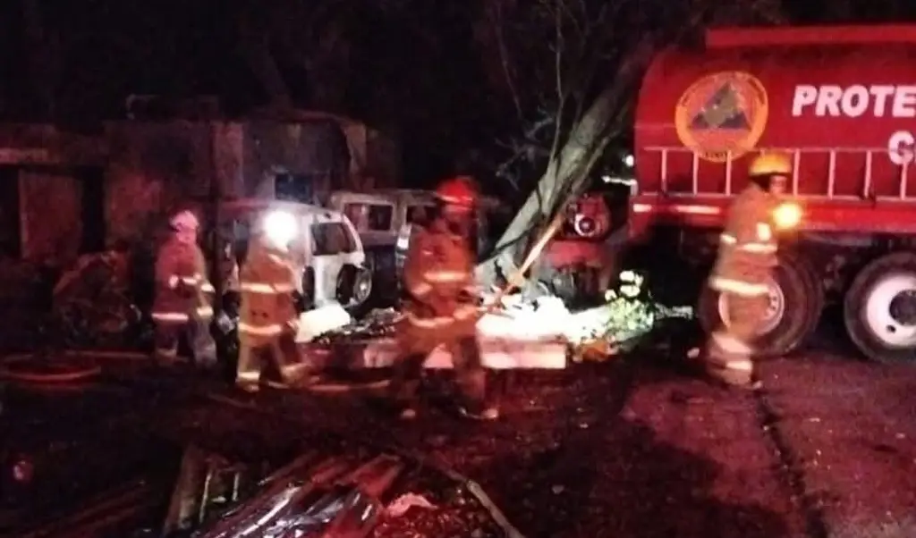 Incendio en taller mecánico de R/a. Río Viejo deja 14 vehículos y 3 pipas siniestrados