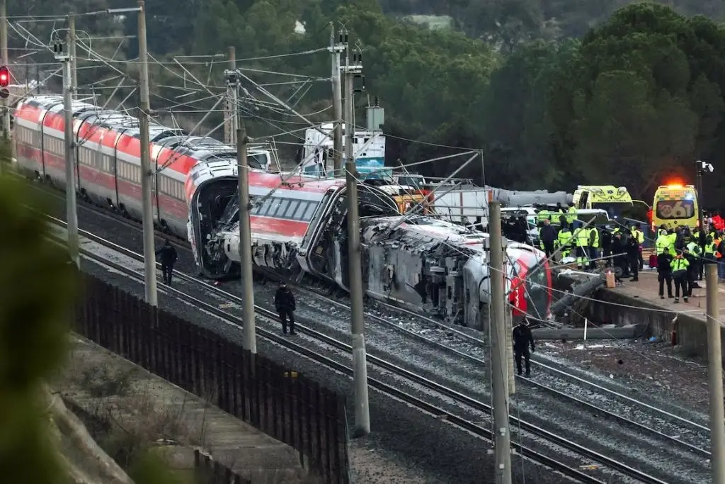 Sube a 40 el número de muertos por el accidente de trenes en España