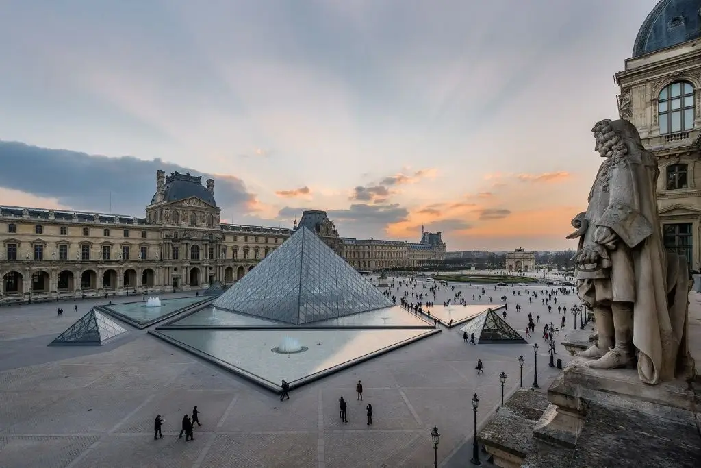 Revelan nuevas imágenes del Louvre que muestran el 