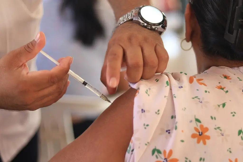 Javier May pide vacunación preventiva ante casos de sarampión en Tabasco