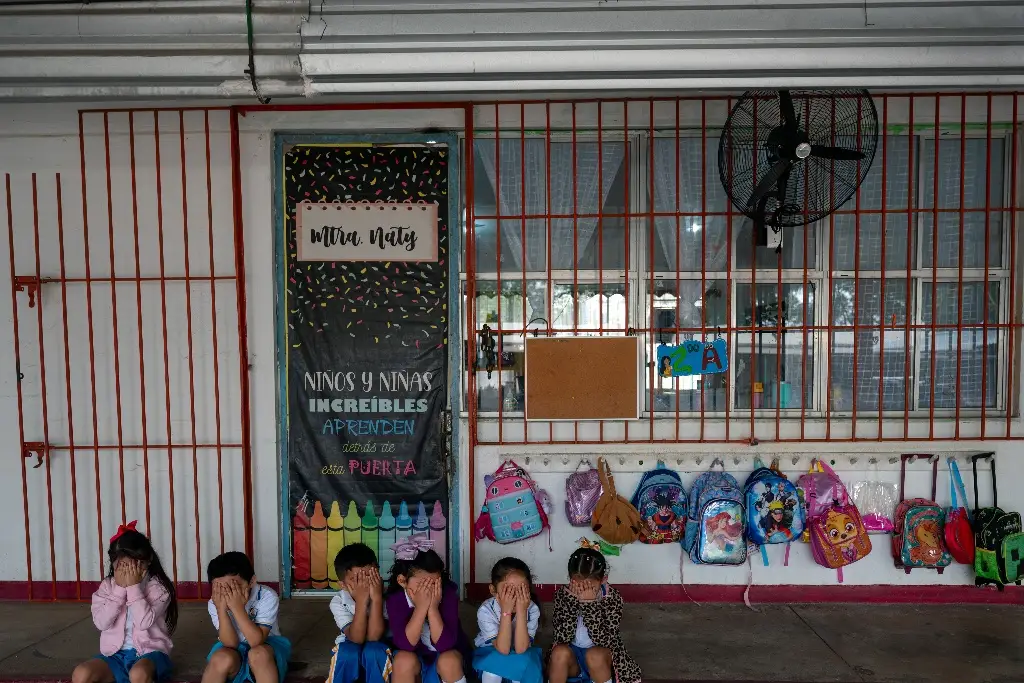 Por contaminación, padres de familia piden reubicar escuelas cercanas a la refinería Olmeca