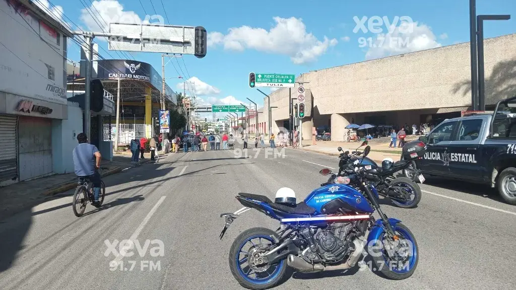 Jóvenes cierran vialidad tras quedarse sin ficha en programa social