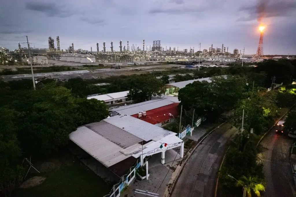 No se plantea cerrar escuelas cercanas a la Refinería; reubicación es tema federal: SETAB