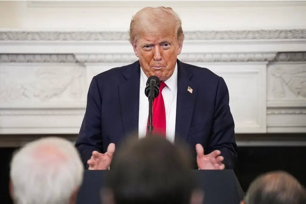 Trump dice que Irán 'quiere' un acuerdo nuclear mientras EE.UU. despliega flotilla 