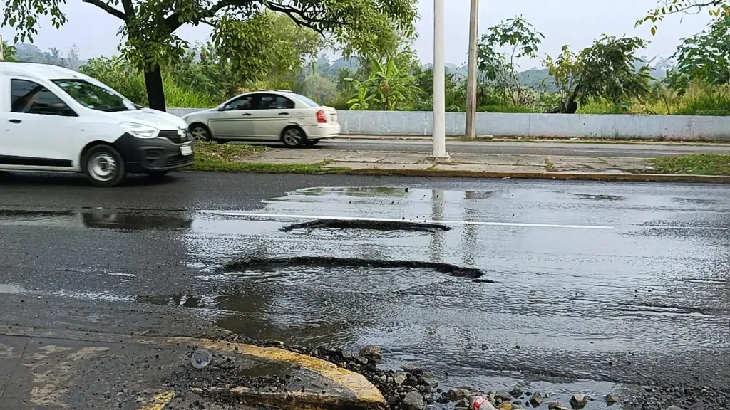 Solicitan reparar bache en Periférico 