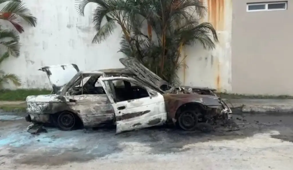 Reportan incendio de un auto en Indeco en Villahermosa 
