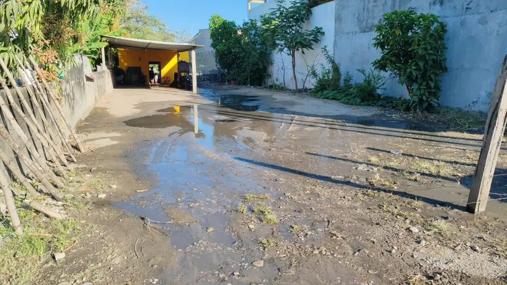 Encharcamientos por fugas afectan a familia en el sector Los Sauces