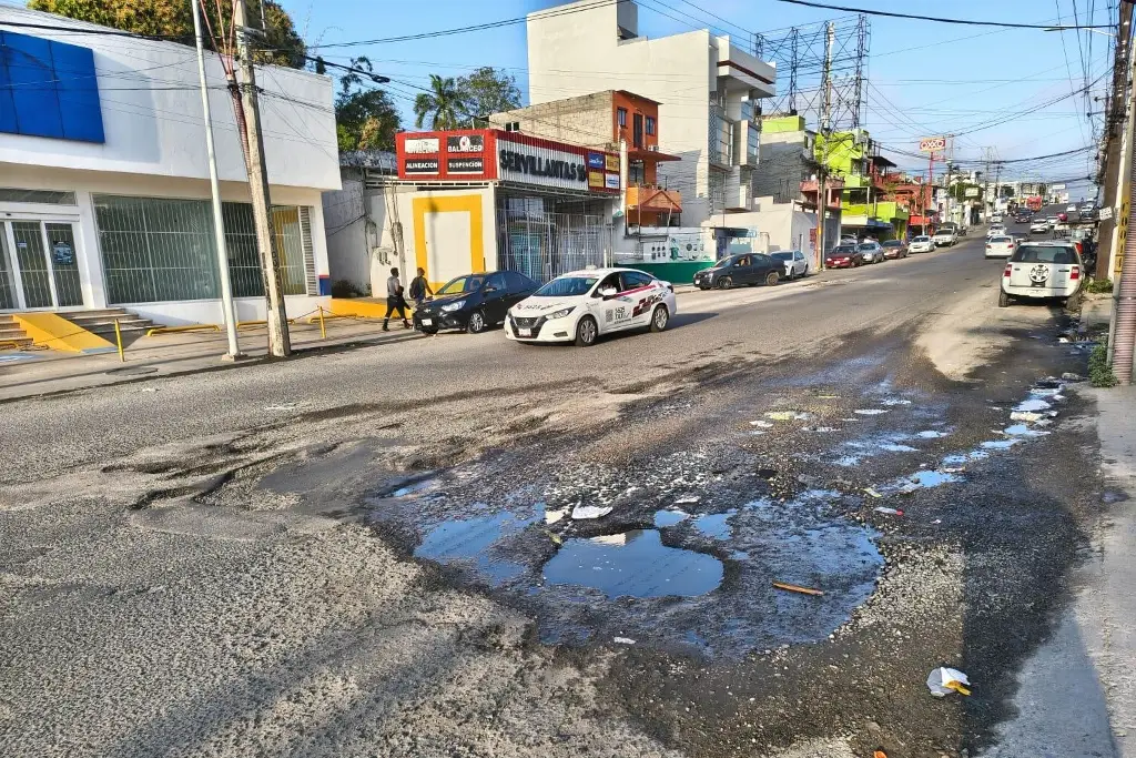 Solicitan reparar baches en avenida 16 de Septiembre y José Moreno