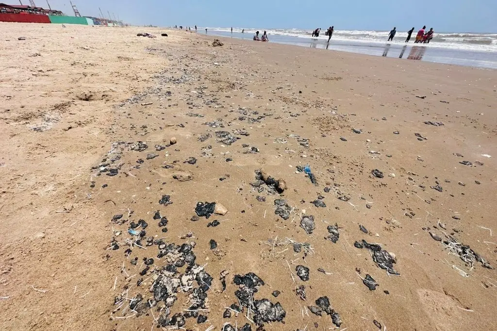 Derrame de crudo en Veracruz fue por buque en costa de Tabasco: Rocío Nahle