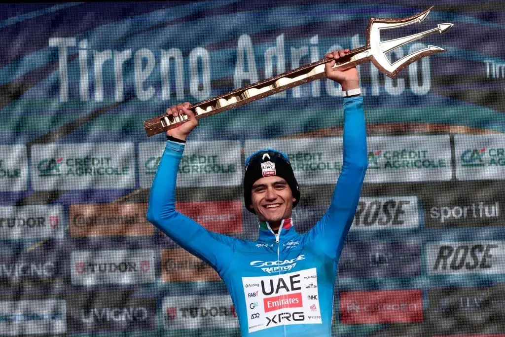 Isaac Del Toro conquista el 'Tridente' de la Tirreno Adriático
