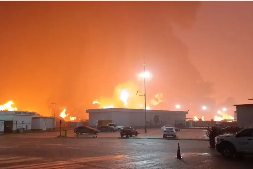 Confirma Pemex incendio en refinería Olmeca: acumulación de residuos, posible causa