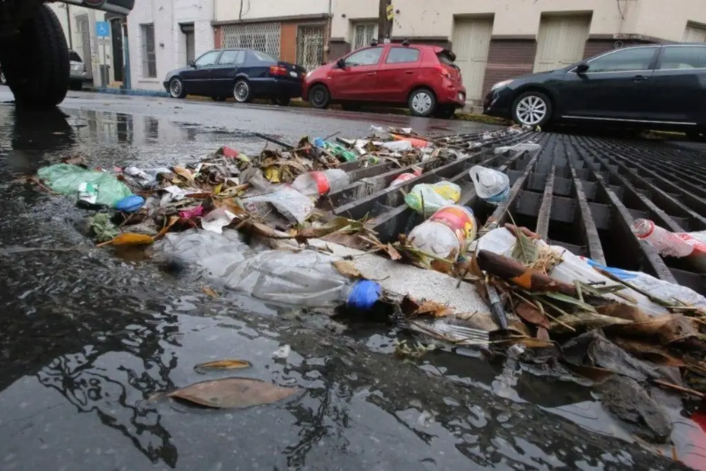 Llama Centro a evitar tirar basura; obstruyen alcantarillas en temporada de lluvias
