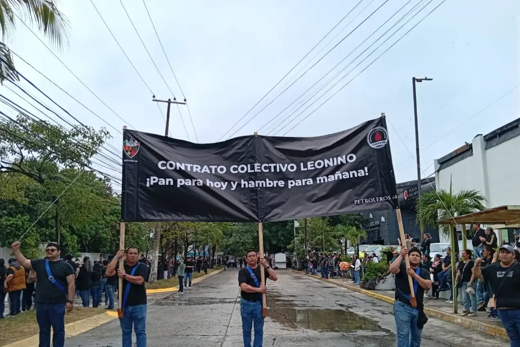 Marchan petroleros en Villahermosa para conmemorar expropiación