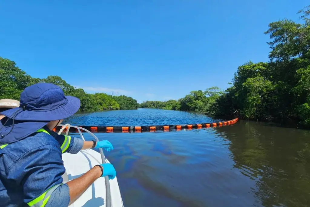 Derrame de crudo por refinería Dos Bocas se extendió a Veracruz: ONG