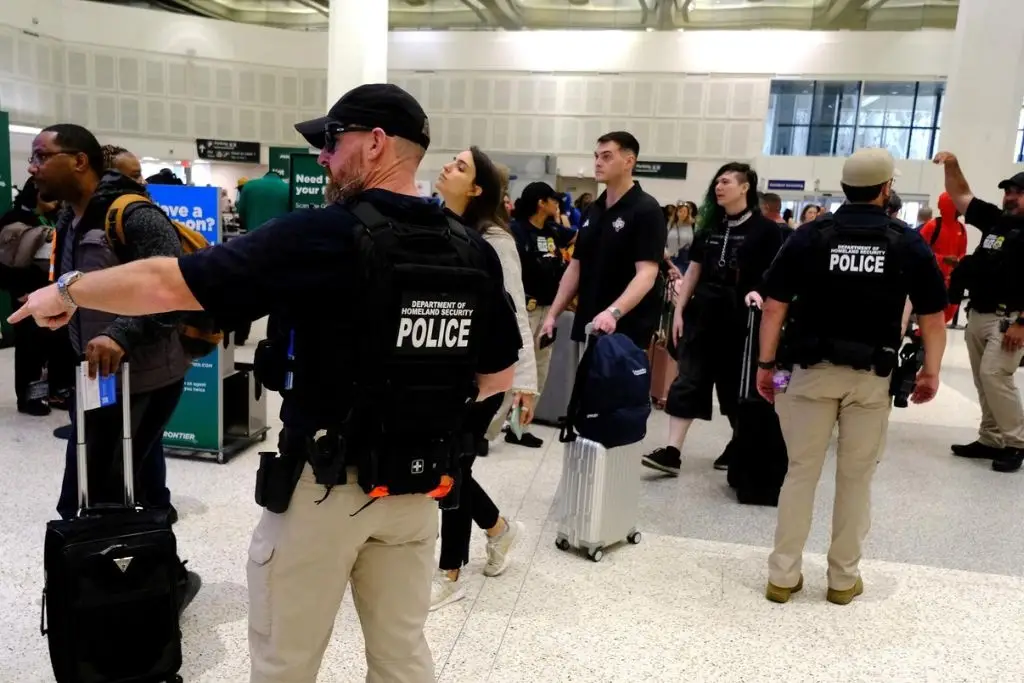Trump ordena pagar a agentes de seguridad ante emergencia nacional en aeropuertos