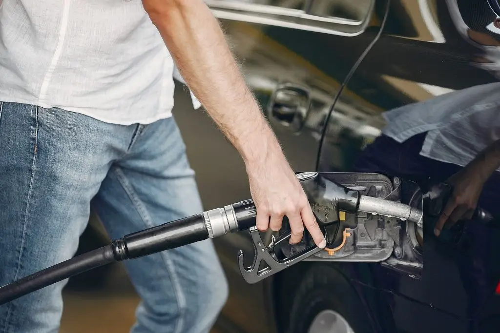 Sheinbaum acuerda con gasolineros poner 'tope voluntario' al precio del diésel  