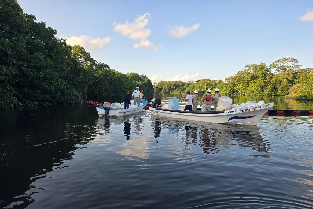 Gobierno busca minimizar impacto de derrame en playas, critíca el PRI 